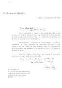 Carta do Presidente da República, Mário Soares, dirigida ao Presidente Constitucional dos Estados Unidos Mexicanos, Carlos Salinas de Gortari, agradecendo o seu convite mas lamentando não poder estar presente na cerimónia de transmissão do poder executivo federal, no dia 1 de dezembro de 1994.