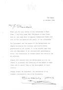 Carta da Rainha Beatriz da Holanda agradecendo [o Presidente da República, Jorge Sampaio] a carta sobre os resultados do referendo em Timor-Leste, manifestando a sua satisfação pela possibilidade dada ao povo timorense de se expressar livremente e assegurando que o Governo e o Povo holandês, profundamente chocados com a violência e a crueldade que ocorrem na ilha, tudo farão para aliviar o povo timorense do seu sofrimento e apoiá-lo no desenvolvimento daquele país.