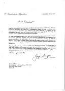 Carta do Presidente da República, Jorge Sampaio, dirigida ao Presidente da República do Gabão, Omar Bongo, por ocasião da entrega de credenciais do novo Embaixador de Portugal em Libreville, endereçando-lhe convite para visitar Portugal e aproveitando para agradecer o Chefe de Estado gabonês pelo seu empenho pessoal em favor da libertação de portugueses feitos reféns pela FLEC/Renovada.