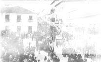 Reprodução de uma foto antiga de uma cerimónia religiosa, num largo da cidade de Angra do Heroísmo