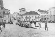 Reprodução de uma foto antiga com vista de um largo, na cidade de Angra do Heroísmo