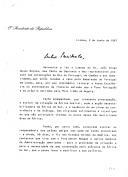 Carta do Presidente da República, Mário Soares, dirigida ao Presidente da República Popular de Angola, José Eduardo dos Santos, referindo a ida a Luanda do seu chefe de Gabinete, Dr. João Diogo Nunes Barata, como representante do PR nas comemorações do Dia de Portugal, de Camões e das Comunidades e manifestando a sua preocupação com "o evoluir da situação na África Austral", referindo ter alertado pessoalmente o Presidente Reagan dos EUA para a gravidade da situação e para a necessidade de "uma condenação mais enérgica da África do Sul".