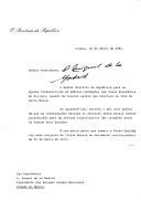 Carta do Presidente da República, Ramalho Eanes, endereçada ao Presidente Constitucional dos Estados Unidos Mexicanos, Miguel de La Madrid, agradecendo saudações e recordando conversa havida entre os dois, na Ilha de Santa Maria e remetendo, a título de oferta, conjunto de livros sobre o 25 de Abril de 1974, por ocasião do 11.º aniversário do movimento revolucionário ocorrido em Portugal.