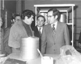 O Presidente da República, Ramalho Eanes a trocar impressões com um trabalhador da Fábrica de Fibra de Vidro, nas instalações da Quimigal.