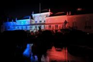 A fachada principal do Palácio de Belém está iluminada com as cores da bandeira da República Francesa, num gesto de solidariedade e respeito para com a França, o Povo Francês e, de forma particular, com as vítimas do trágico atentado terrorista de ontem e com os seus familiares, a 15 julho 2016