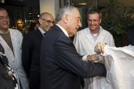 O Presidente da República Marcelo Rebelo de Sousa colabora com a Liga dos Amigos do Hospital de São Francisco Xavier na distribuição dos jantares no Serviço de Observação da Urgência desta unidade hospitalar de Lisboa, a 31 de janeiro de 2017