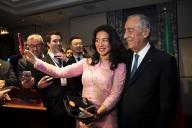 No final do segundo dia da Visita de Estado à República Popular da China, o Presidente da República Marcelo Rebelo de Sousa encontra-se com a Comunidade Portuguesa, empresários, entidades oficiais e culturais de Xangai a quem oferece uma receção no Hotel Península em Xangai, a 30 de abril de 2019
