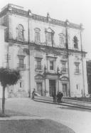 Reprodução de uma foto antiga de uma fachada de igreja, na cidade de Angra do Heroísmo