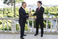 O Presidente da República Marcelo Rebelo de Sousa recebe o Presidente da direção do Conselho Nacional de Juventude, Hugo Carvalho, que lhe entrega um cravo simbolizando o pedido para que o Presidente da República seja o provedor das gerações futuras, a 24 abril 2016