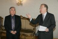 O Presidente da República, Jorge Sampaio, condecora o Prof. Manuel Castells com o Grau de Grande Oficial da Ordem de Sant' Iago da Espada, a 3 de fevereiro de 2006