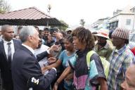 O Presidente da República, Marcelo Rebelo de Sousa, visita à ilha de São e passeia a pé nas ruas do Mindelo passando pela rua de Lisboa e terminado na antiga Capitania dos Portos, a 11 de abril de 2017