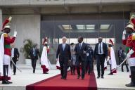 O Presidente da República Marcelo Rebelo de Sousa recebe, no Aeroporto Internacional Félix Houphouët Boigny em Abidjan, cumprimentos de despedida do Presidente Alassane Ouattara e demais autoridades costa-marfinenses no final da Visita de Estado à Costa do Marfim, a 14 de junho de 2019