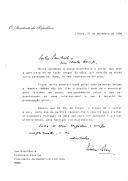 Carta do Presidente da República, Mário Soares, endereçada ao Presidente da República Italiana, Francesco Cossiga, agradecendo carta que lhe dirigiu por ocasião de breve passagem por Roma, no regresso de viagem ao Oriente e renovando convite para uma visita oficial a Portugal, em data oportuna.