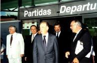 O Presidente da República, Jorge Sampaio, acompanhado do Assessor João Serra, do Presidente do Governo Regional dos Açores, Carlos César, e do Presidente da Assembleia Legislativa dos Açores, Fernando Menezes, junto à porta das Partidas do Aeroporto da Horta (?).