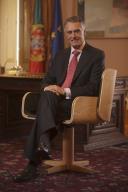 Fotografias do Presidente da República, Aníbal Cavaco Silva, sentado na cadeira criada pelo designer Pedro Lobo no âmbito do projeto "Duets" Art on Chairs, a 24 de julho de 2012