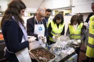 O Presidente da República Marcelo Rebelo de Sousa nas instalações do CASA - Centro de Apoio aos Sem-Abrigo em Lisboa, onde ajuda na preparação de refeições, participando posteriormente na distribuição aos Sem-Abrigo, a 11 de novembro de 2017