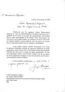 Carta do Presidente da República, Jorge Sampaio, dirigida a Sérgio Vieira de Mello, Representante Especial do Secretário-Geral das Nações Unidas para Timor, agradecendo "os votos de restabelecimento e de Boas Festas", retribuindo os desejos de saúde e sucesso para o Ano Novo e assegurando que tudo fará "no sentido de rápido reagendamento" da prevista deslocação a Timor-Leste.