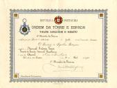 Diploma, assinado pelo Ministro da Guerra, João Estevão Águas, certificando que o Presidente da República Portuguesa conferiu ao Tenente da Guarda Nacional Republicana, Manuel António Vieira, o grau de Oficial da Ordem da Torre e Espada, por Decreto de 26 de junho de 1919.