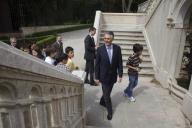 O Presidente da República, Aníbal Cavaco Silva, recebe, no Palácio de Belém, os alunos vencedores do concurso escolar "Para que serve o Presidente da República?", que na companhia de pais e professores percorreram o Museu da Presidência, os jardins e o interior do Palácio, a 26 de março de 2011