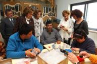 A Dra. Maria Cavaco Silva visita, nas Caldas da Rainha, o Centro de Educação Especial Rainha D. Leonor (CEERDL), percorrendo as várias áreas de atividades e observado uma mostra de produtos fruto do trabalho dos utentes, a 7 de maio de 2010