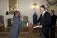O Presidente da República, Aníbal Cavaco Silva, recebe as cartas credenciais de novos Embaixadores em Portugal, a 8 de abril de 2009