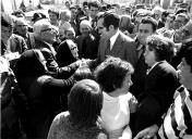 O Presidente da República, Ramalho Eanes rodeado de populares é saudado por um grupo de idosos.