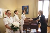 Por ocasião da passagem do 24º Aniversário do batismo da Fragata Álvares Cabral, da qual é Madrinha, a Dra. Maria Cavaco Silva recebe três militares da Guarnição daquele Navio de Guerra, que lhe entregam um ramo de flores, para assinalar a efeméride, a 11 de junho de 2014