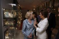 Maria Cavaco Silva acompanha a mulher do Presidente da República da Lituânia, Valdas Adamkus, na visita ao Museu da Presidência da República, no âmbito da visita de Estado a Portugal, a 31 de maio de 2007