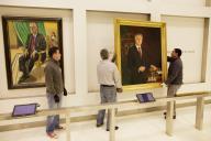 Fotografia da colocação do retrato oficial do Presidente da República, Aníbal Cavaco Silva, na Galeria dos Retratos do Museu da Presidência da República, a 8 de março de 2016