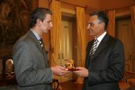 Audiência concedida pelo Presidente da República, Aníbal Cavaco Silva, ao Presidente da Associação Portuguesa dos Bombeiros Voluntários (APBV), Paulo de Jesus, que lhe faz entrega do "Capacete de Ouro 2006", a 6 de março de 2007