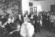 O Presidente da República, Mário Soares e Maria de Jesus Barroso junto do Embaixador de Portugal nos Estados Unidos, Pereira Bastos e de outras individualidades, durante uma receção na Embaixada de Portugal em Washington, em maio de 1987.