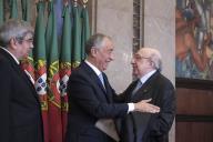 O Presidente da República Marcelo Rebelo de Sousa cumprimenta um convidado após a cerimónia de tomada de posse na Assembleia da República, a 9 março 2016