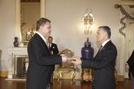 O Presidente da República, Aníbal Cavaco Silva, recebe as cartas credenciais de novos Embaixadores em Portugal, a 10 de janeiro de 2012