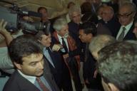 O Presidente da República, Jorge Sampaio, desloca-se ao Aeroporto Internacional de Lisboa para receber o Bispo D. Carlos Ximenes Belo, a 10 de setembro de 1999