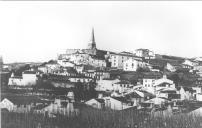 Reprodução de uma foto antiga com panorâmica do casario e Cerca de São Francisco na cidade de Angra do Heroísmo