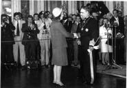 O Presidente da República, General António de Spínola, recebe os cumprimentos de uma senhora [não identificada] por ocasião da sua tomada de posse na Sala dos Espelhos do Palácio de Queluz.