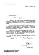Carta do Presidente da República da França, Jacques Chirac, dirigida ao Presidente da República Portuguesa, Jorge Sampaio, felicitando-o pela sua "brilhante reeleição", certo que "Portugal, sob a sua égide, continuará a trabalhar junto com a França no aprofundamento da construção europeia".