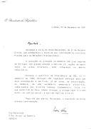 Carta do Presidente da República, Mário Soares, dirigida ao Rei Michel da Roménia, agradecendo a sua carta de 21 de outubro de 1991, que acompanhava o texto de intervenção proferida no Instituto Francês para as Relações Internacionais e assegurando o apoio de Portugal, durante o exercício da Presidência da CEE, no 1.º semestre de 1992, ao processo de consolidação da Democracia em curso no seu país.