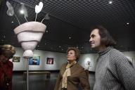 A Dra. Maria Cavaco Silva visita a exposição coletiva “5 + 3”, na qual participam artistas da Geração de 90, na Galeria de Arte do Casino Estoril, a 16 de março de 2010