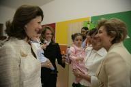No âmbito da visita de Estado dos Reis da Suécia a Portugal, e acompanhada por Maria Cavaco Silva, a Rainha Sílvia visita a Casa da "Ajuda de Berço", em Lisboa, onde se encontra com crianças ali acolhidas e com responsáveis pela instituição, a 6 de maio de 2008