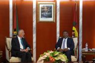 O Presidente da República Marcelo Rebelo de Sousa encontra-se com o seu homólogo moçambicano, Filipe Nyusi, no gabinete da Presidência da República de Moçambique, onde, na cerimónia de boas-vindas, é recebido com honras militares e sã´tocados os hinos nacionais, a 4 maio 2016