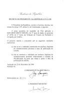 Decreto que revoga, por indulto, a pena acessória de expulsão do País aplicada a Eduardo Brito Moura, de 37 anos de idade, no processo n.º 23/96 do 1.º Juízo do Tribunal do Círculo de Portimão.