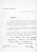 Carta do Presidente da República, Mário Soares, endereçada à Rainha Beatriz dos Países Baixos, enviando-lhe, por intermédio da Embaixada de Portugal, alguns queijos portugueses, conforme prometido por ocasião de receção de retribuição oferecida, no Museu Van Gogh, em Amesterdão, no decurso da visita de Estado.