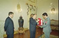 O Presidente da República, Jorge Sampaio, condecora o Chefe da Casa Civil do Presidente da República, Embaixador António Franco, em março de 2001
