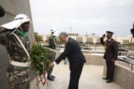 O Presidente da República, Marcelo Rebelo de Sousa, presta homenagem a Amílcar Cabral colocando uma coroa de flores no Memorial existente na Cidade da Praia, ilha de Santiago, numa cerimónia com honras militares, a 10 de abril de 2017