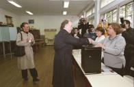 O Presidente da República e Senhora de Jorge Sampaio, exercem o direito de voto na Escola Marquesa de Alorna, a 17 de março de 2002