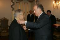 O Presidente da República, Jorge Sampaio, condecora o escritor Eduardo Prado Coelho com o Grau de Grande Oficial da Ordem de Sant' Iago da Espada, a 13 de fevereiro de 2006