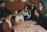 O Presidente da República, Jorge Sampaio, recebido em casa particular, conversa com uma família, durante as Jornadas da Interioridade