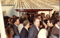 O Presidente Ramalho Eanes e Manuela Eanes, rodeados de populares