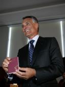 O Presidente da República, Aníbal Cavaco Silva, recebe o primeiro Passaporte Electrónico Português (PEP), numa cerimónia que assinala o lançamento do novo documento de viagem, a 28 de agosto de 2006